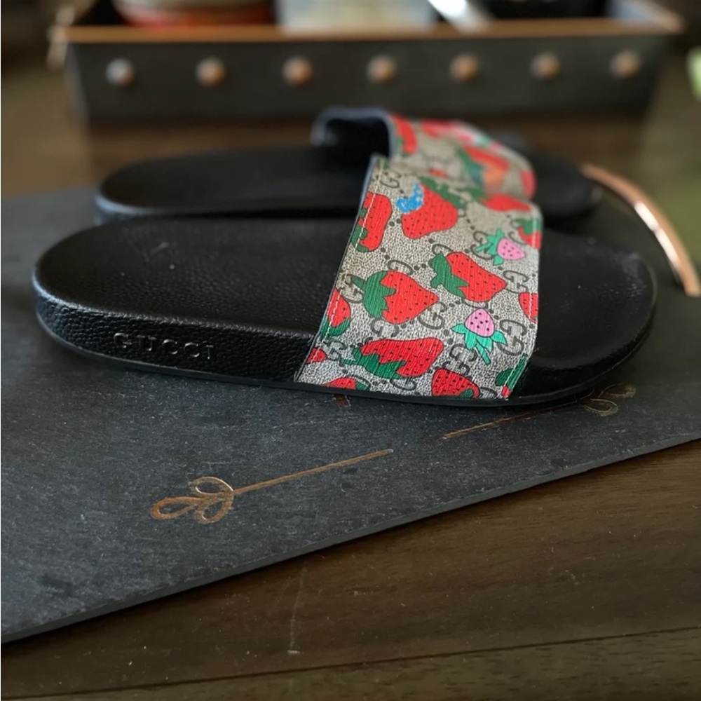GUCCI *Rare* monogram logo  strawberry slides sz EU 42 US 11